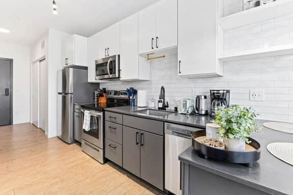 Stylish 1BD 1BA Condo w Patio, Free Wi-fi & Gym - Image 3