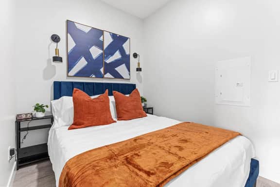 Urban 1BD Escape mins to DT w Gym, Wifi & Balcony - Image 3