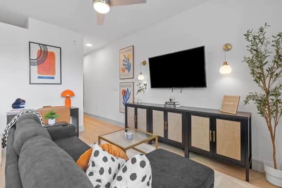 Upscale 1 King BR suite- Domain, Gym, Pool, Parking - Image 2