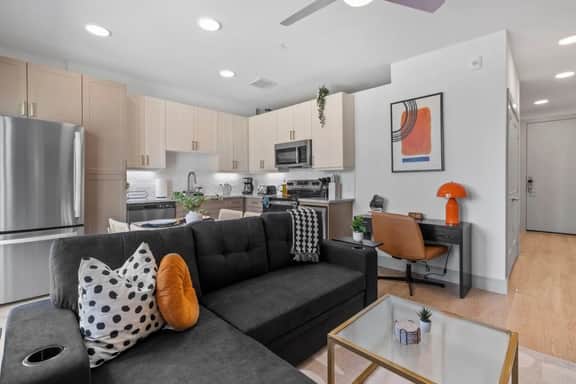 Upscale 1 King BR suite- Domain, Gym, Pool, Parking - Image 3