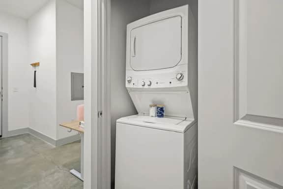 King 1BR/1BA | Pool+ Parking | 5 min to Galleria - Image 5