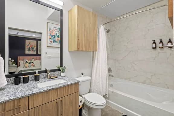 King 1BR/1BA | Pool+ Parking | 5 min to Galleria - Image 4
