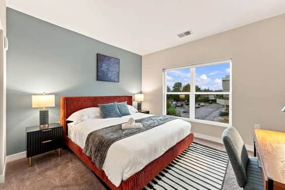 Modern 1BR Apt with Balcony, Gym and Free Parking - Image 2