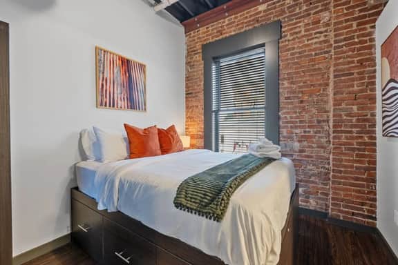 1BR Heart of D/T, near Aquarium, Whisky Distillery - Image 2