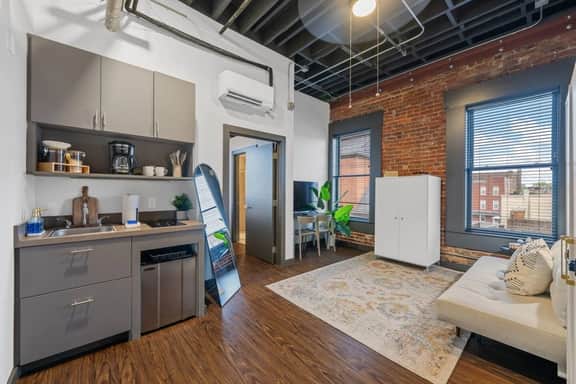 1BR Heart of D/T, near Aquarium, Whisky Distillery - Image 3