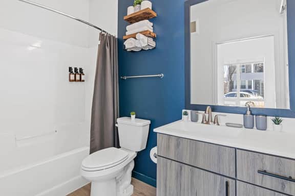 Modern & Cozy Stay in Minneapolis | Rooftop! - Image 4