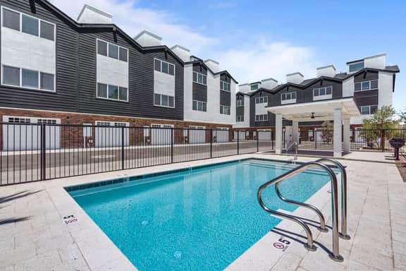 King Beds | Pool | Near Airport, DT, ConventionC - Image 3
