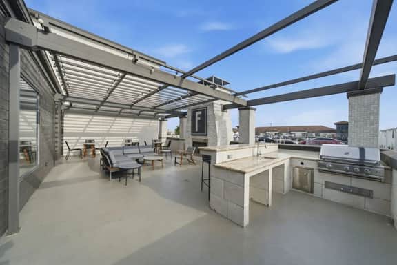 Sleeps 3 | Downtown & Sport Stadiums Nearby | Pool + Gym + Free Parking - Image 4
